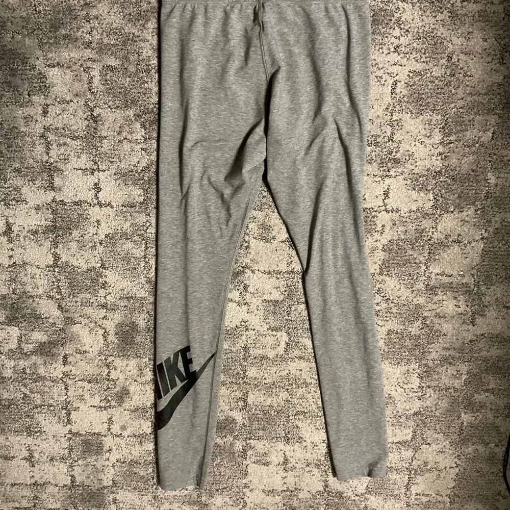 Nike women’s yoga pants in a medium has graphic on the leg‎